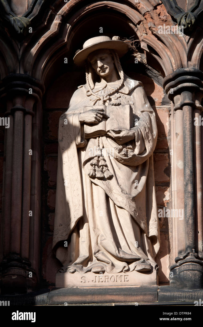 San Girolamo statua sul lato sud di Lichfield Cathedral, Staffordshire, England, Regno Unito Foto Stock