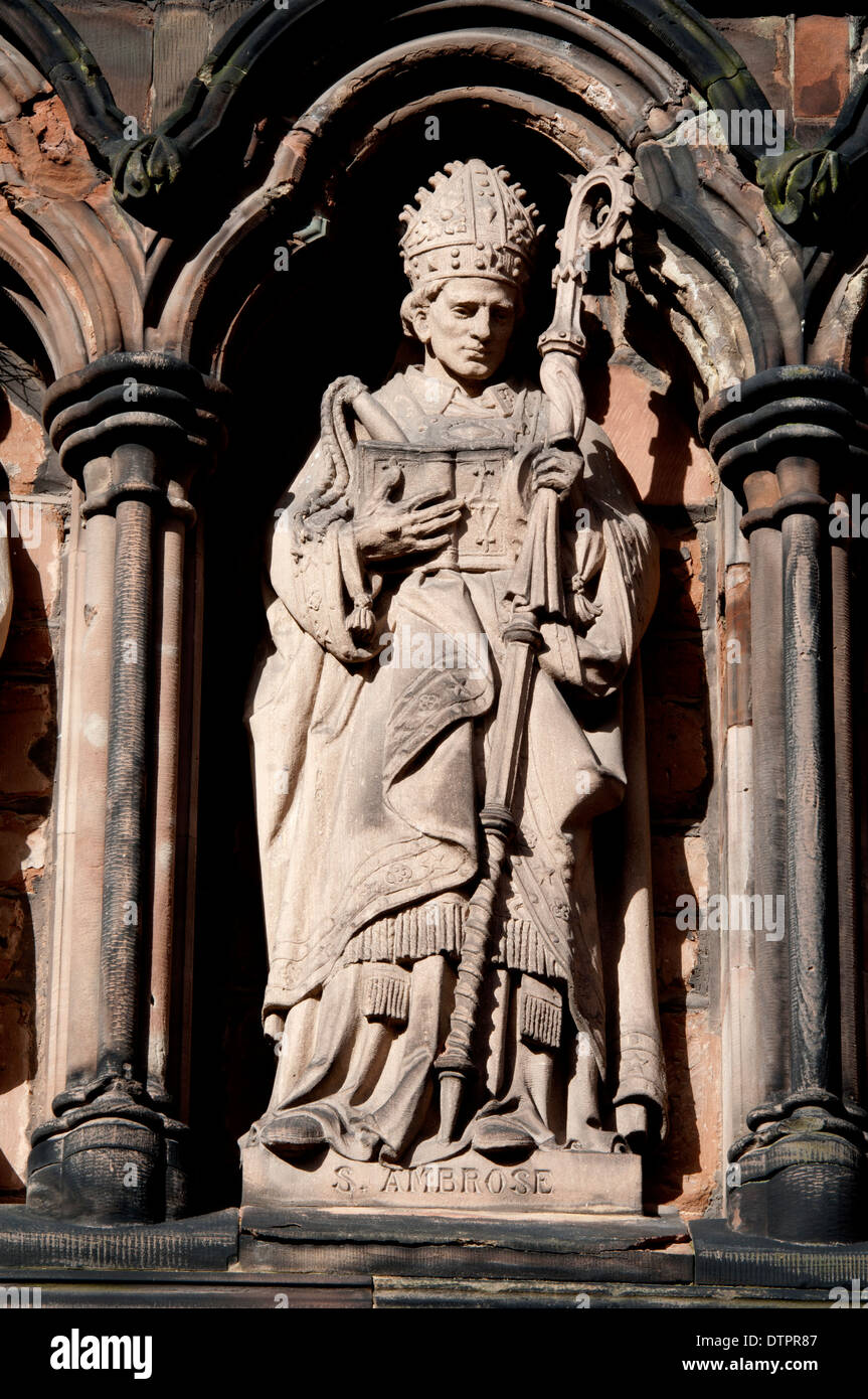 Sant'Ambrogio statua sul lato sud di Lichfield Cathedral, Staffordshire, England, Regno Unito Foto Stock