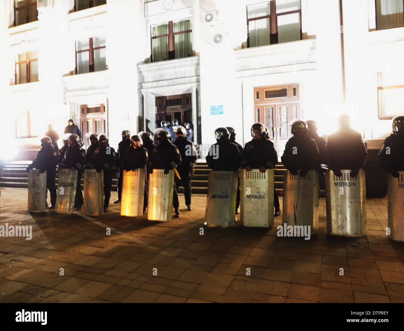 Lugansk, Ucraina. Il 22 febbraio 2014. La Verkhovna Rada di Ucraina ha respinto il governatore della regione di Luhansk Vladimir Pristyuk. Un Berkut unità speciale è stato chiamato a difendere il credito: Igor Golovnov/Alamy Live News Foto Stock