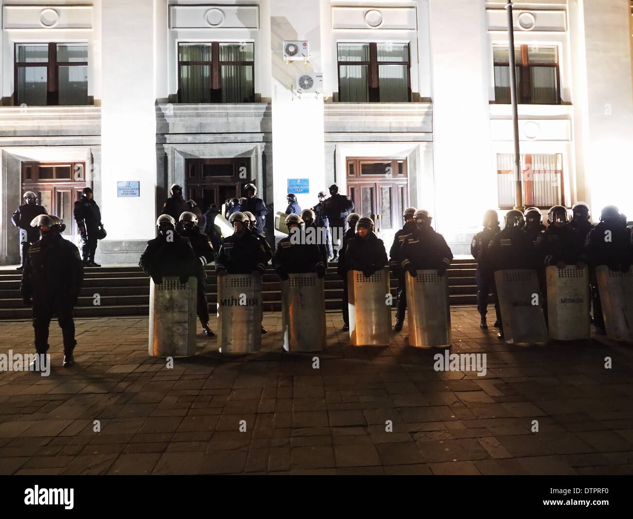 Lugansk, Ucraina. Il 22 febbraio 2014. La Verkhovna Rada di Ucraina ha respinto il governatore della regione di Luhansk Vladimir Pristyuk. Un Berkut unità speciale è stato chiamato a difendere il credito: Igor Golovnov/Alamy Live News Foto Stock