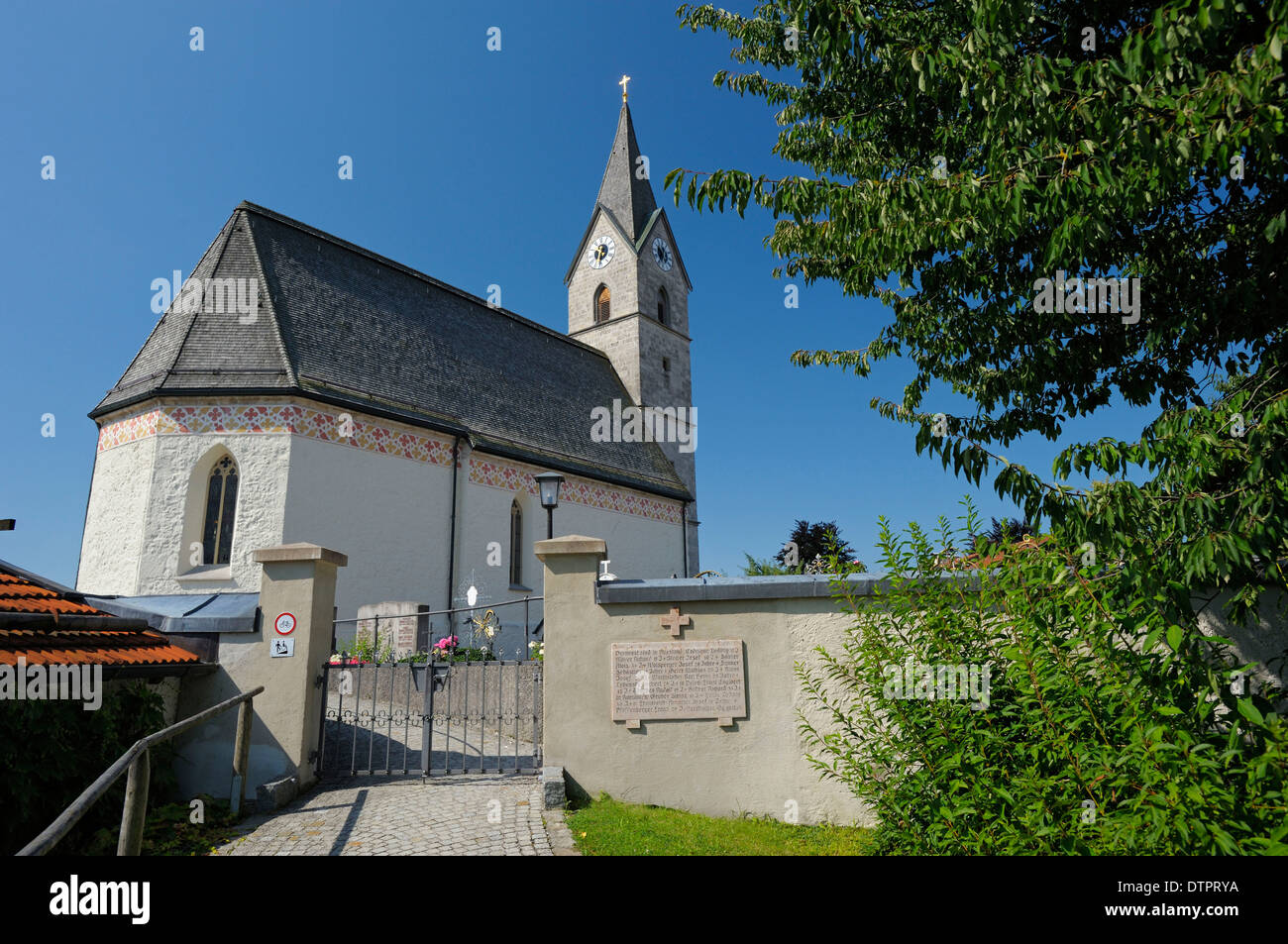 Chiesa di San Tommaso e San Stefano, edificata nel 1474 e 1478, Seebruck, Chiemsee, Baviera, Germania Foto Stock