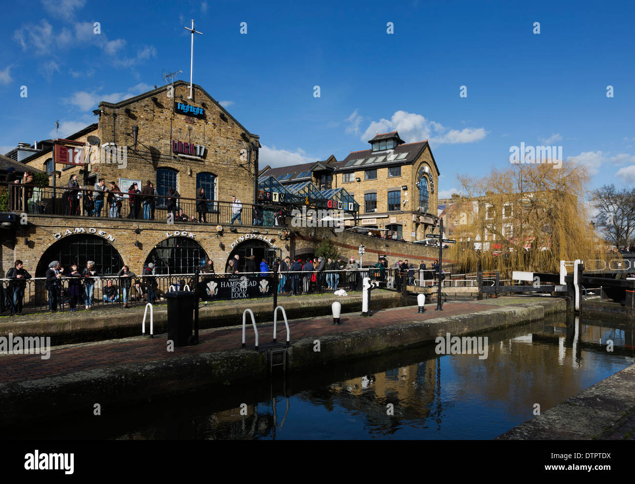 Regent's Canal a Camden Lock con edifici di Camden Lock market, Camden, London, England, Regno Unito, Gran Bretagna Foto Stock