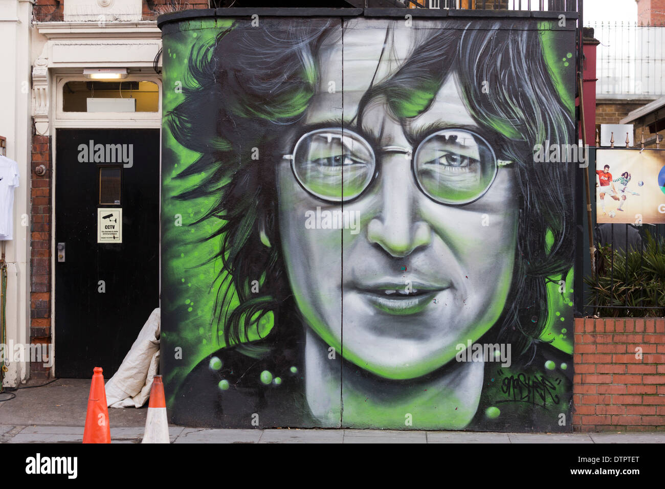 Murale, graffiti di John Lennon dall artista Dave Nash, Gnasher, in Jamestown Road, London, England, Regno Unito Foto Stock