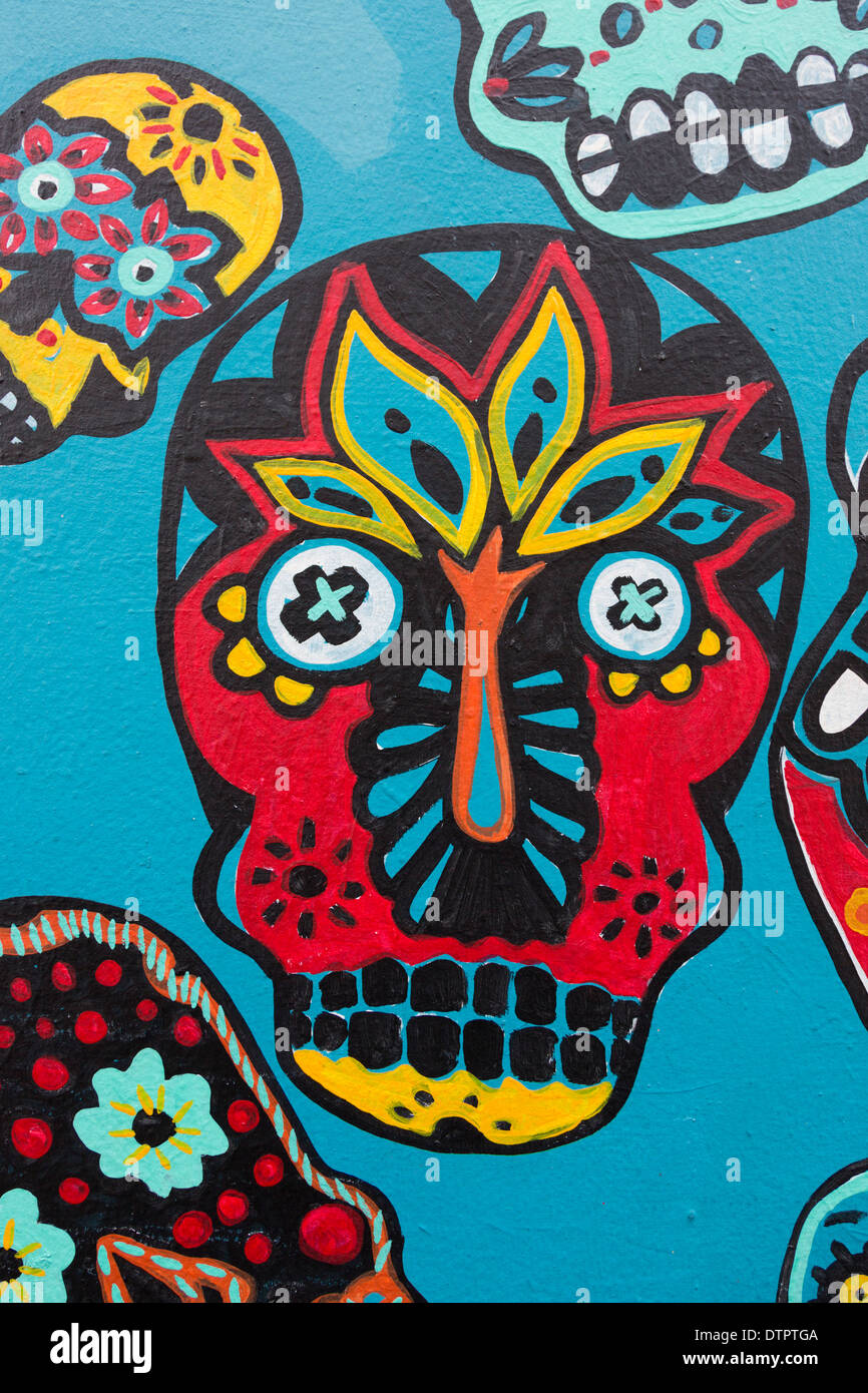 Cranio colorati graffiti su un muro di Camden Town da Faye Susannah e Helen ruote, London, England, Regno Unito, Gran Bretagna Foto Stock