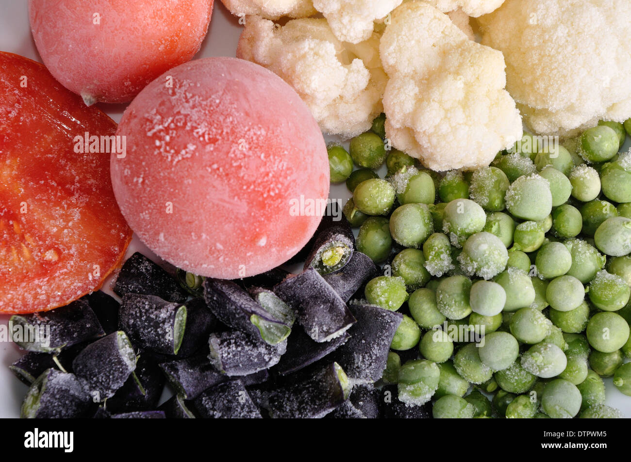 Cumulo di pomodoro congelato, asparagi, piselli e cavolfiore Foto Stock
