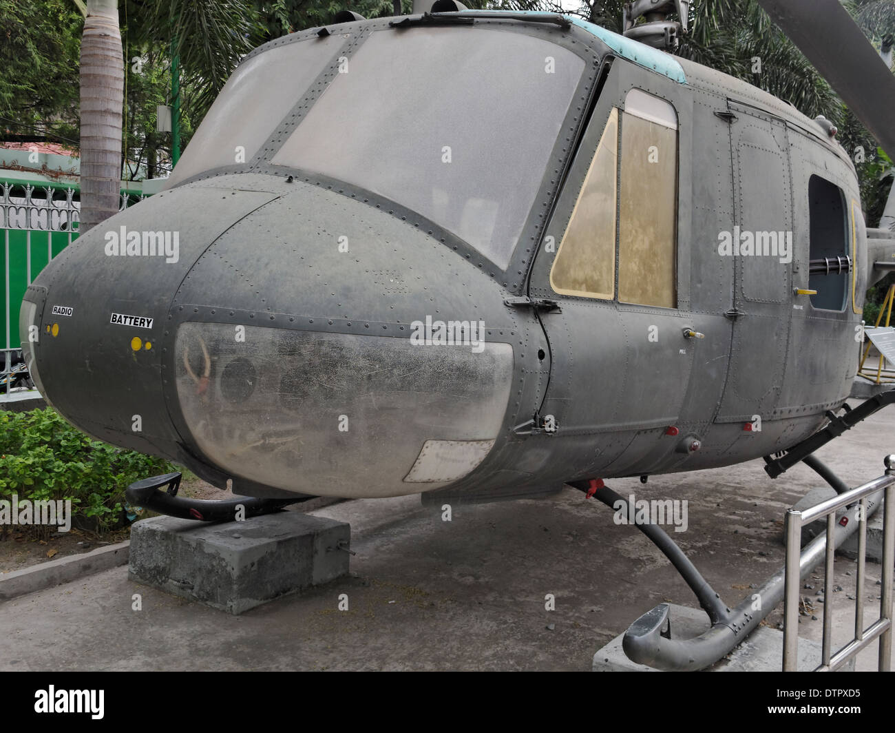 Un ex-forze USA Bell UH-1 Iroquois elicottero presso il Museo dei Resti della Guerra, a Saigon (Ho Chi Minh City), Vietnam. Foto Stock