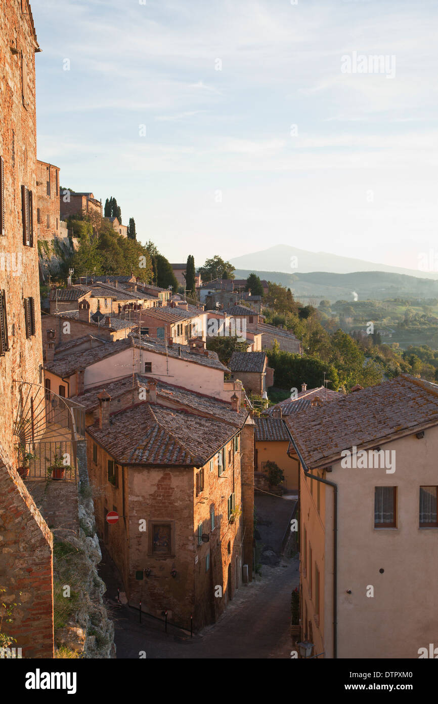 Vista sui tetti di Montepulciano, un antico borgo collinare della provincia di Siena Toscana meridionale, Italia. Credito Jo Whitworth Foto Stock