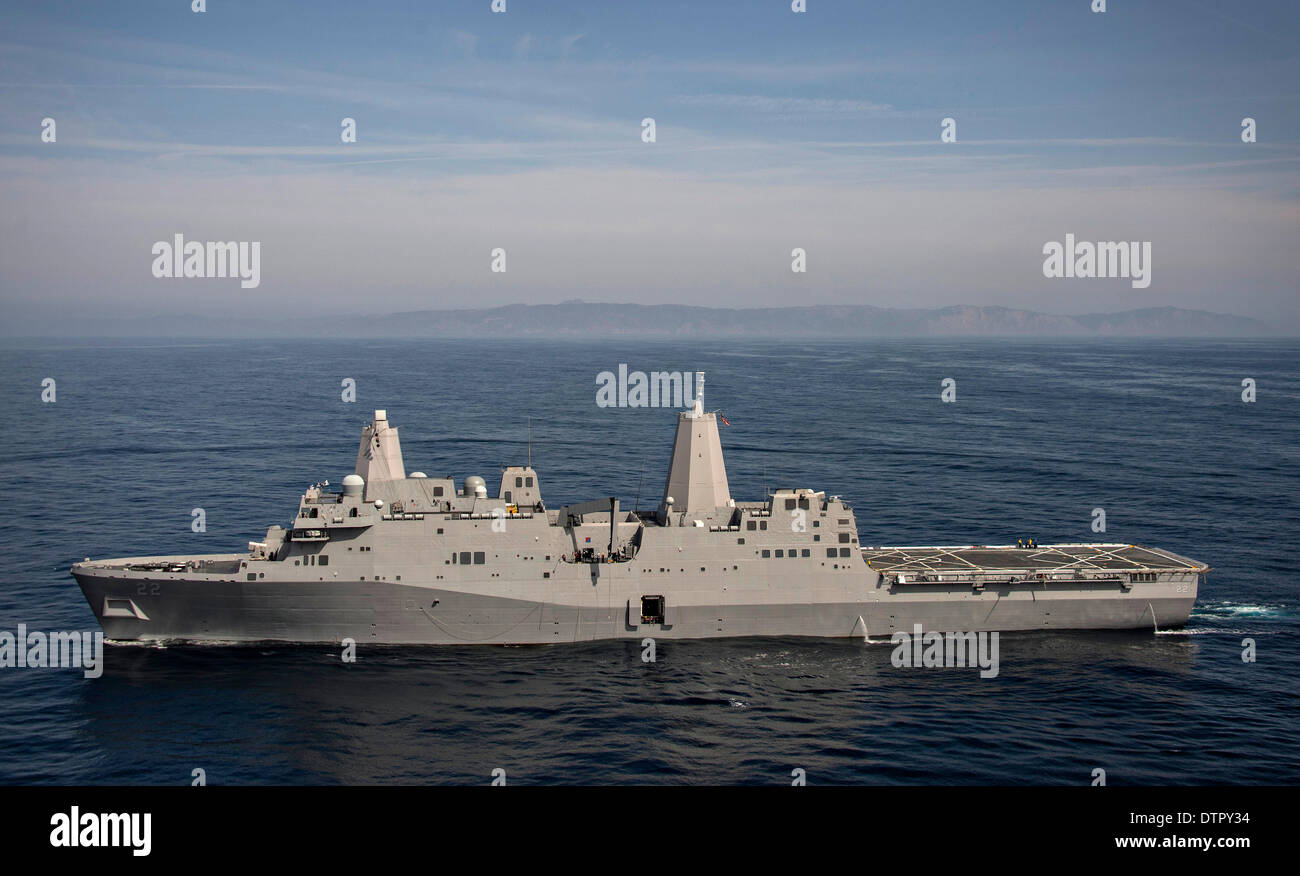 US Navy trasporto anfibio dock nave USS San Diego durante la prima in mare la prova di recupero per la Orion modulo di equipaggio per la NASA il programma Orion Febbraio 20, 2014 nell'Oceano Pacifico. Foto Stock