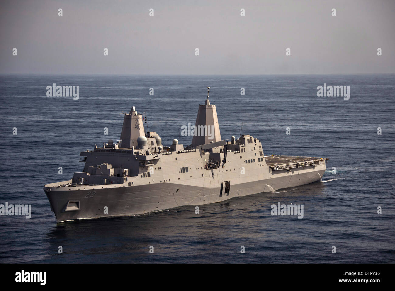 US Navy trasporto anfibio dock nave USS San Diego durante la prima in mare la prova di recupero per la Orion modulo di equipaggio per la NASA il programma Orion Febbraio 20, 2014 nell'Oceano Pacifico. Foto Stock
