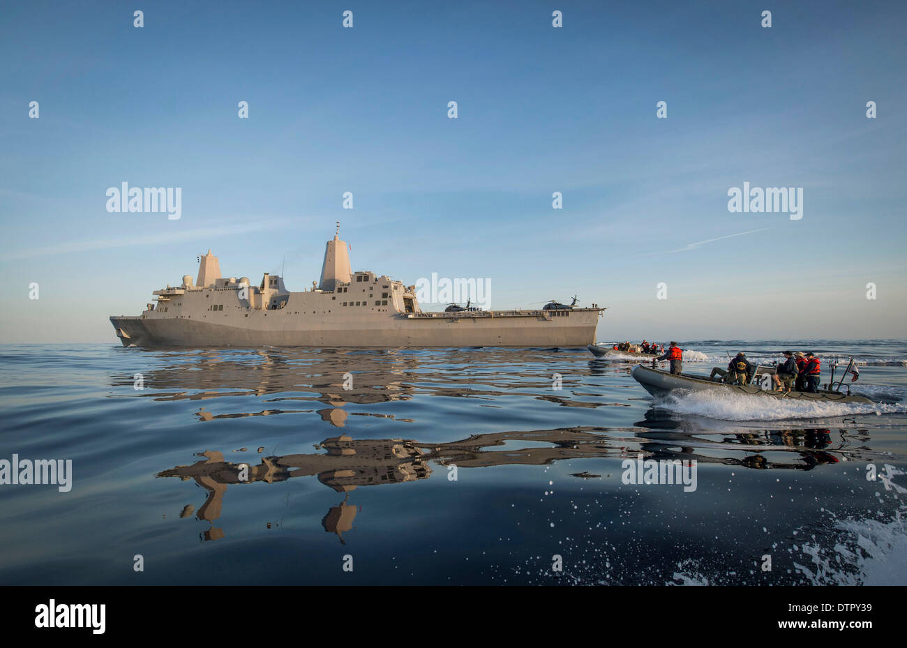 US Navy i marinai e i tuffatori dal trasporto anfibio dock nave USS San Diego condurre operazioni in barca durante la prima in mare la prova di recupero per la Orion modulo di equipaggio per la NASA il programma Orion Febbraio 20, 2014 nell'Oceano Pacifico. Foto Stock