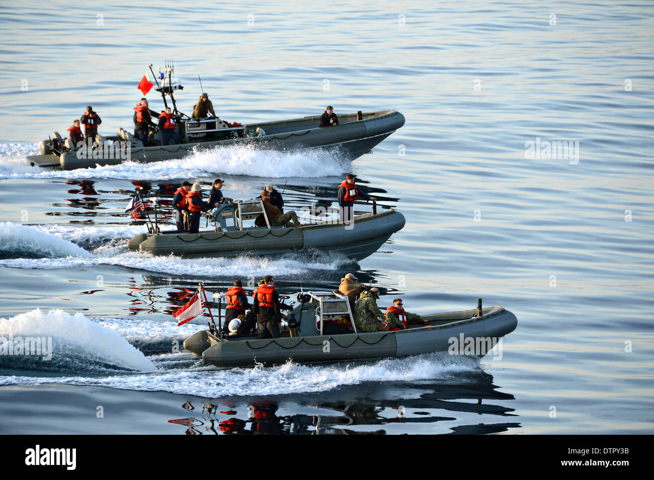 US Navy i marinai e i tuffatori dal trasporto anfibio dock nave USS San Diego e USS Anchorage condurre operazioni in barca durante la prima in mare la prova di recupero per la Orion modulo di equipaggio per la NASA il programma Orion Febbraio 20, 2014 nell'Oceano Pacifico. Foto Stock