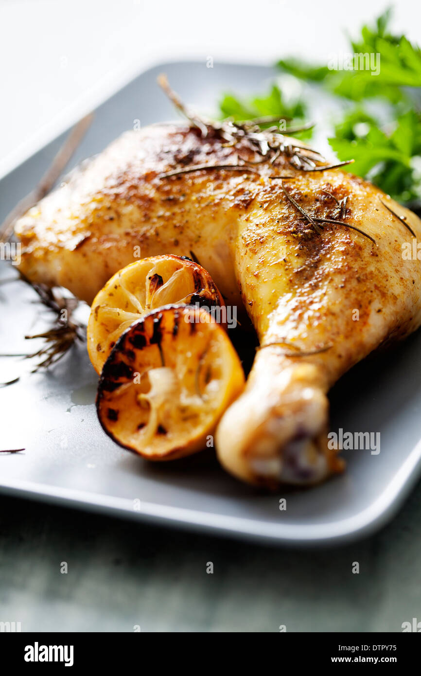 Pollo arrosto gamba con rosmarino e limone Foto Stock