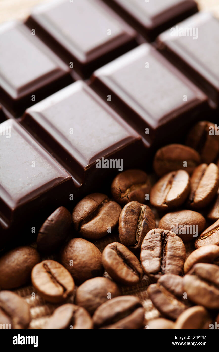 Vista dettagliata del cioccolato e chicchi di caffè Foto Stock