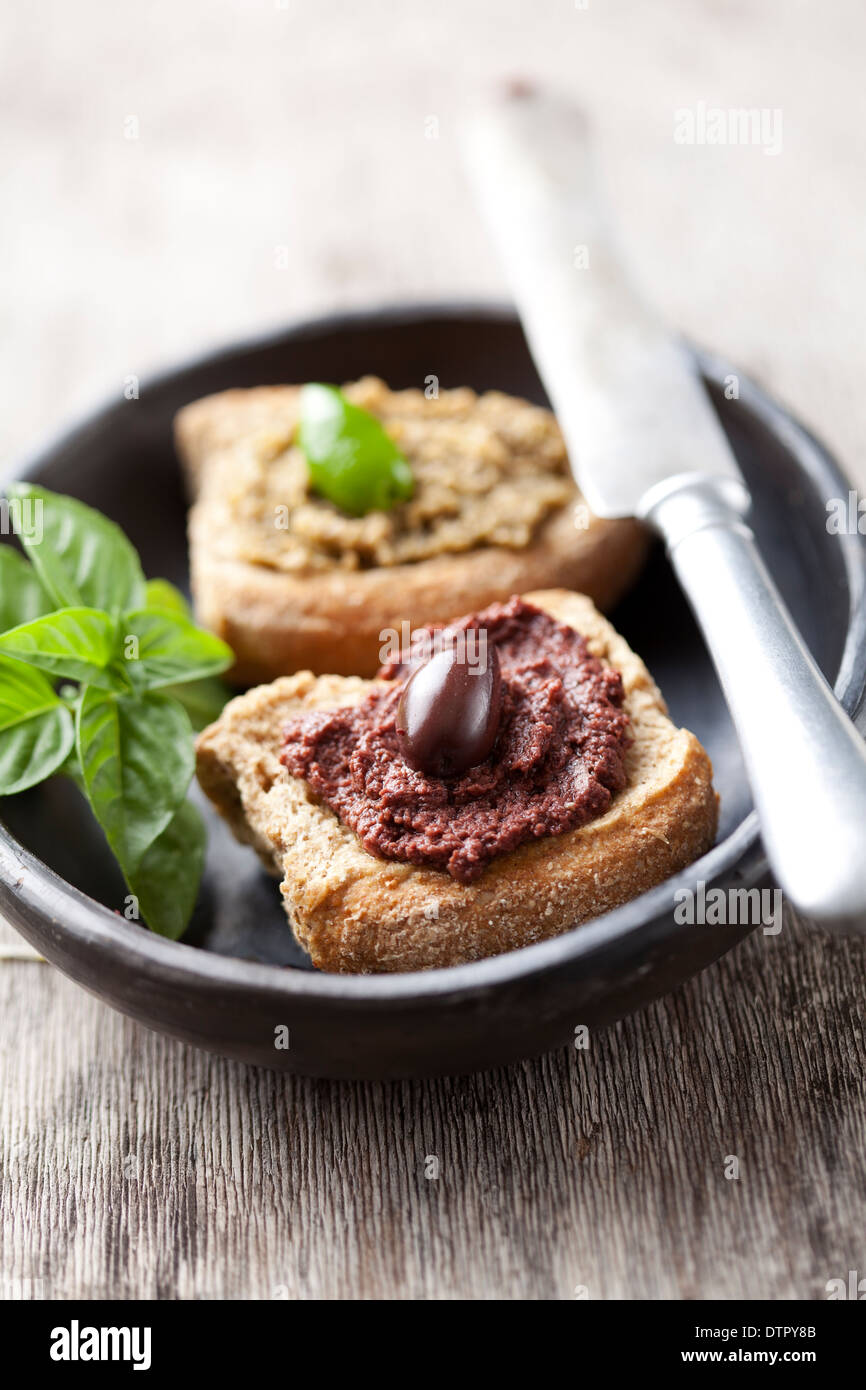 Crostini con pasta di olive Foto Stock