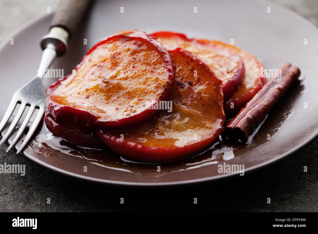 Mele cotte con lo zucchero di canna, burro e cannella Foto Stock