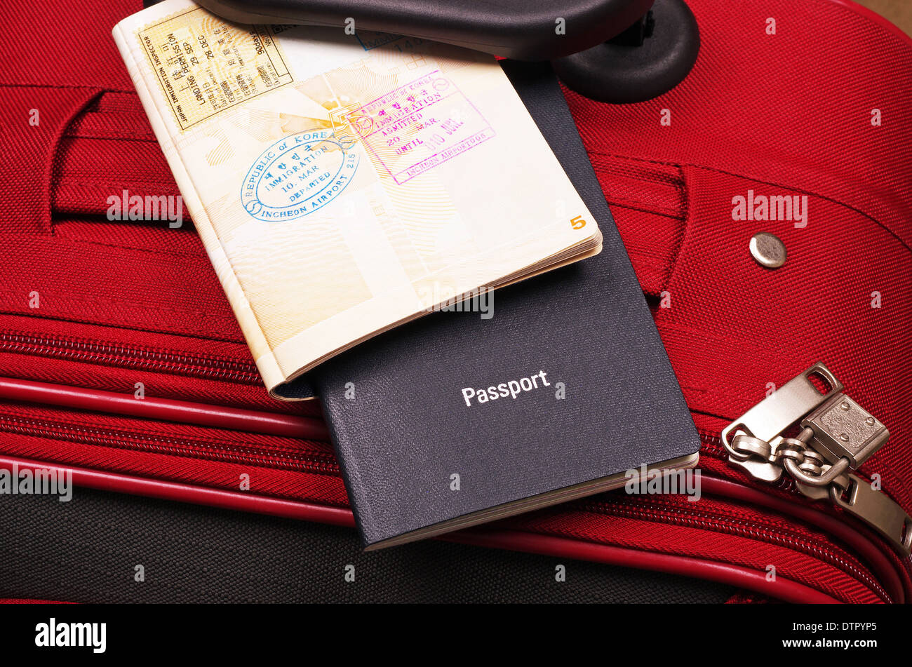 Valigia rossa e dei passaporti Foto Stock
