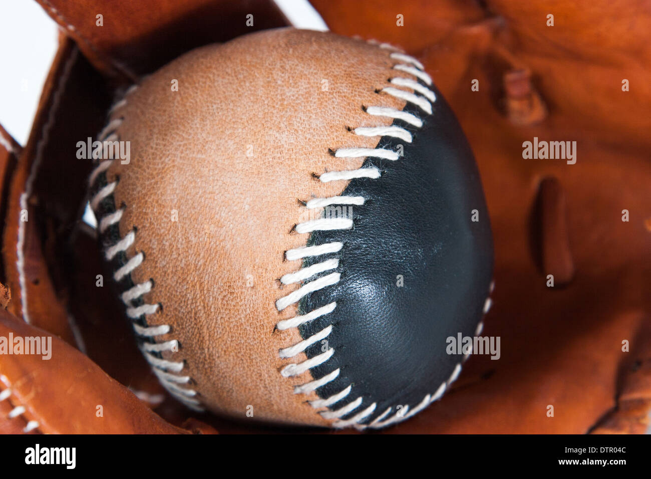 Guanto baseball con sfera Foto Stock