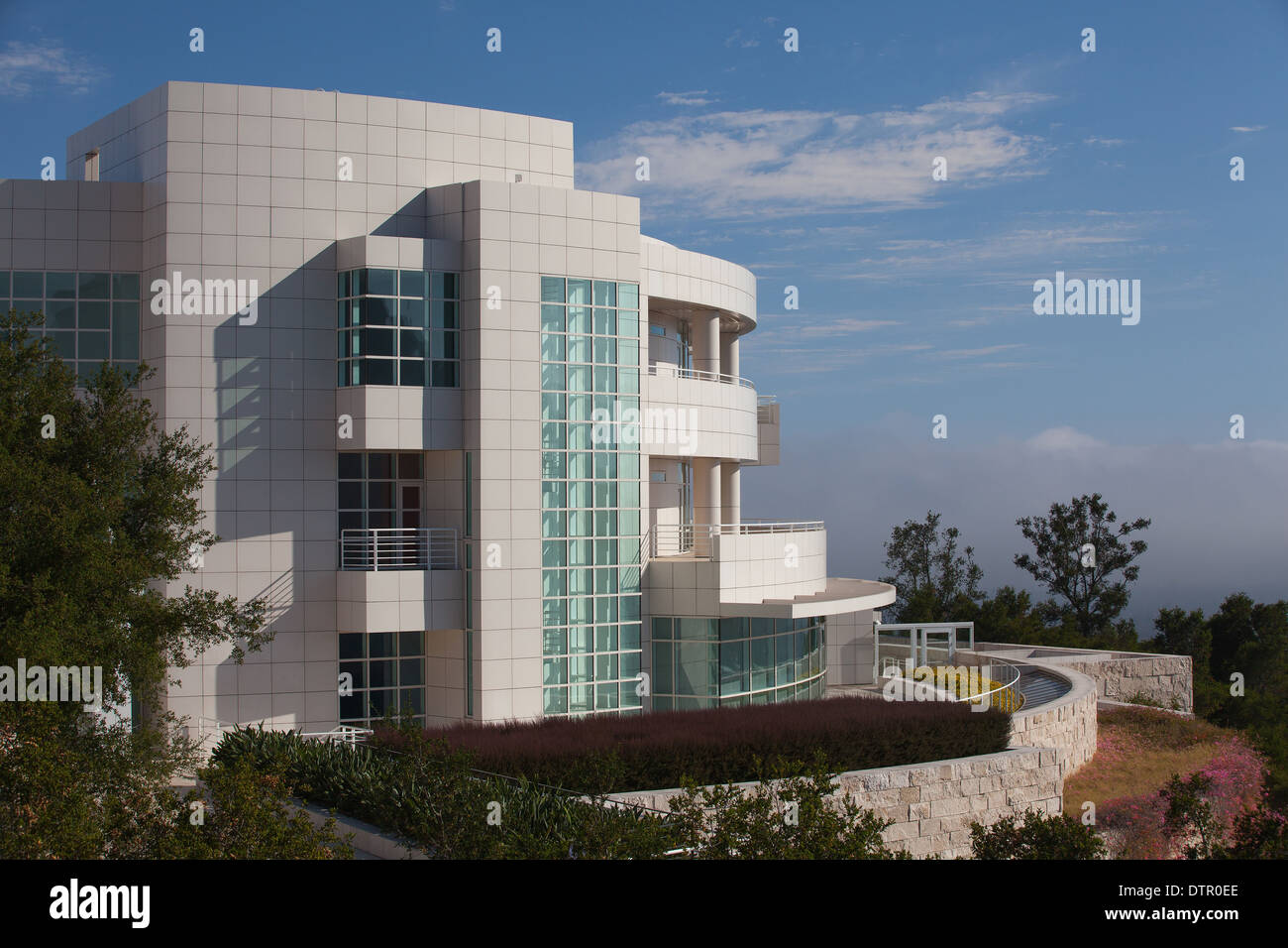 LOS ANGELES, CA - luglio 4, 2011: il Getty Center attira più di 1.3 milioni di visitatori ogni anno alla sua posizione collinare Foto Stock