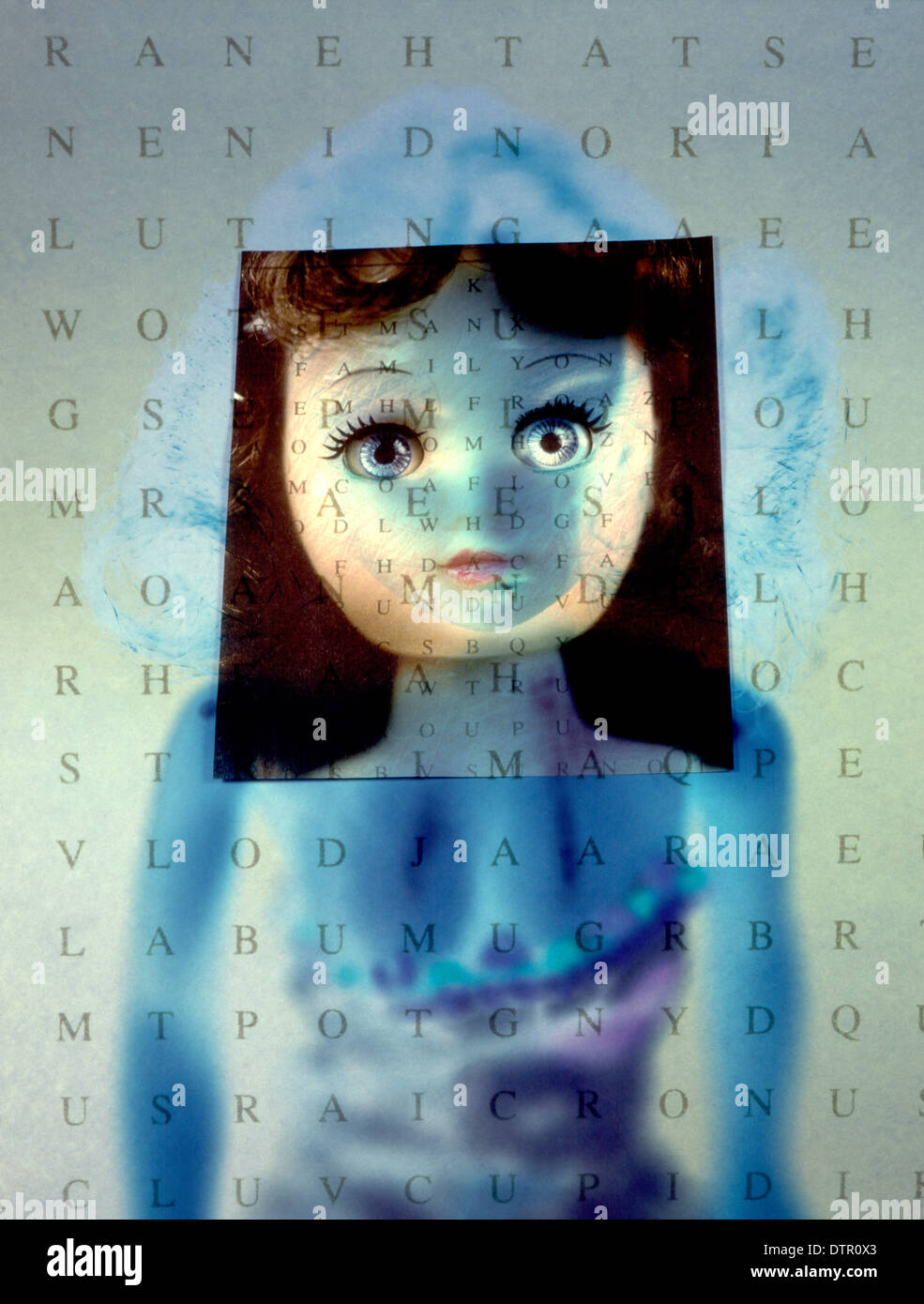 Un fotomontaggio di una bambola figura, una sfinestratura doll face e word jumbles. Foto Stock