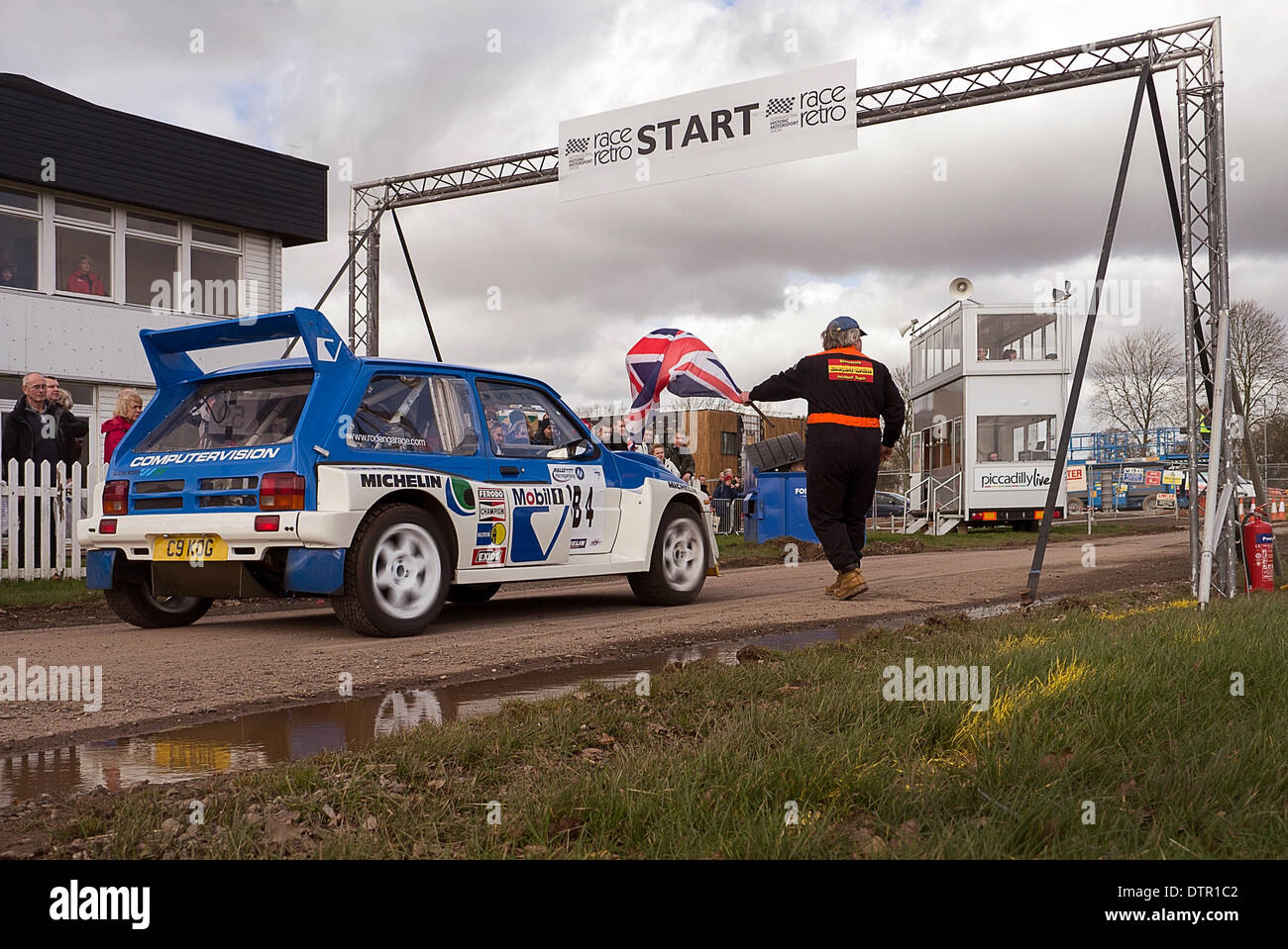 Stoneleigh Park, Warwickshire, Regno Unito. Il 22 febbraio, 2014. MG 6R4 Gruppo B rally car a partenza del Rally fase di prova a Race Retro mostra Stoneleigh Park Warwickshire UK 22/2/2014 Credit: Martyn Goddard/Alamy Live News Foto Stock