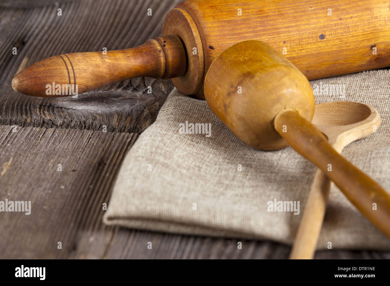 Alcuni utensili da forno sul tavolo di cucina con copia spazio sul lato sinistro dell'immagine Foto Stock