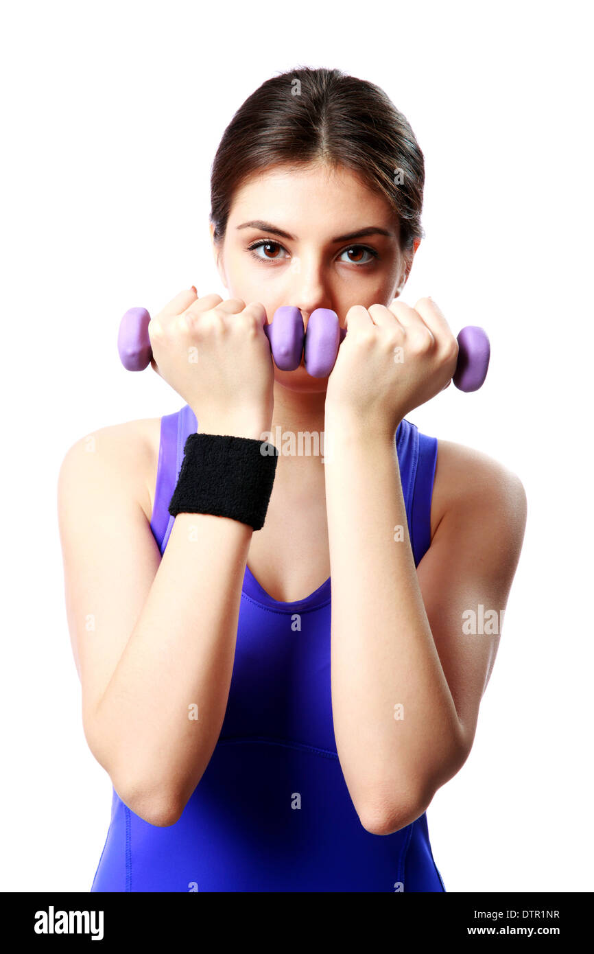 Sport giovane donna con manubri lavorando fuori isolati su sfondo bianco Foto Stock