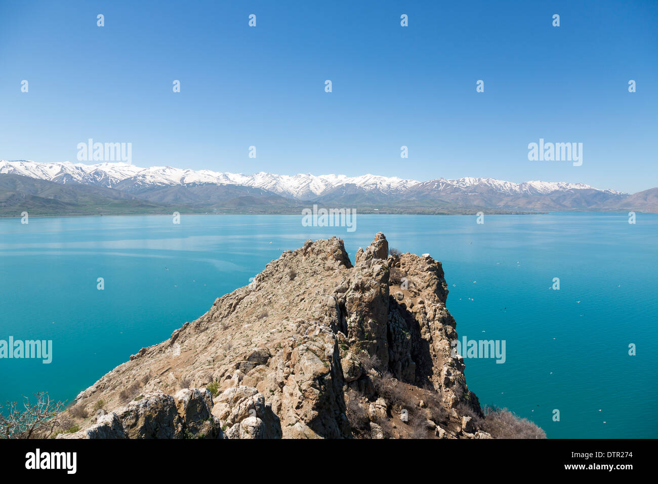Vista delle montagne innevate della Turchia orientale da Aghtamar Island, il lago Van. Foto Stock
