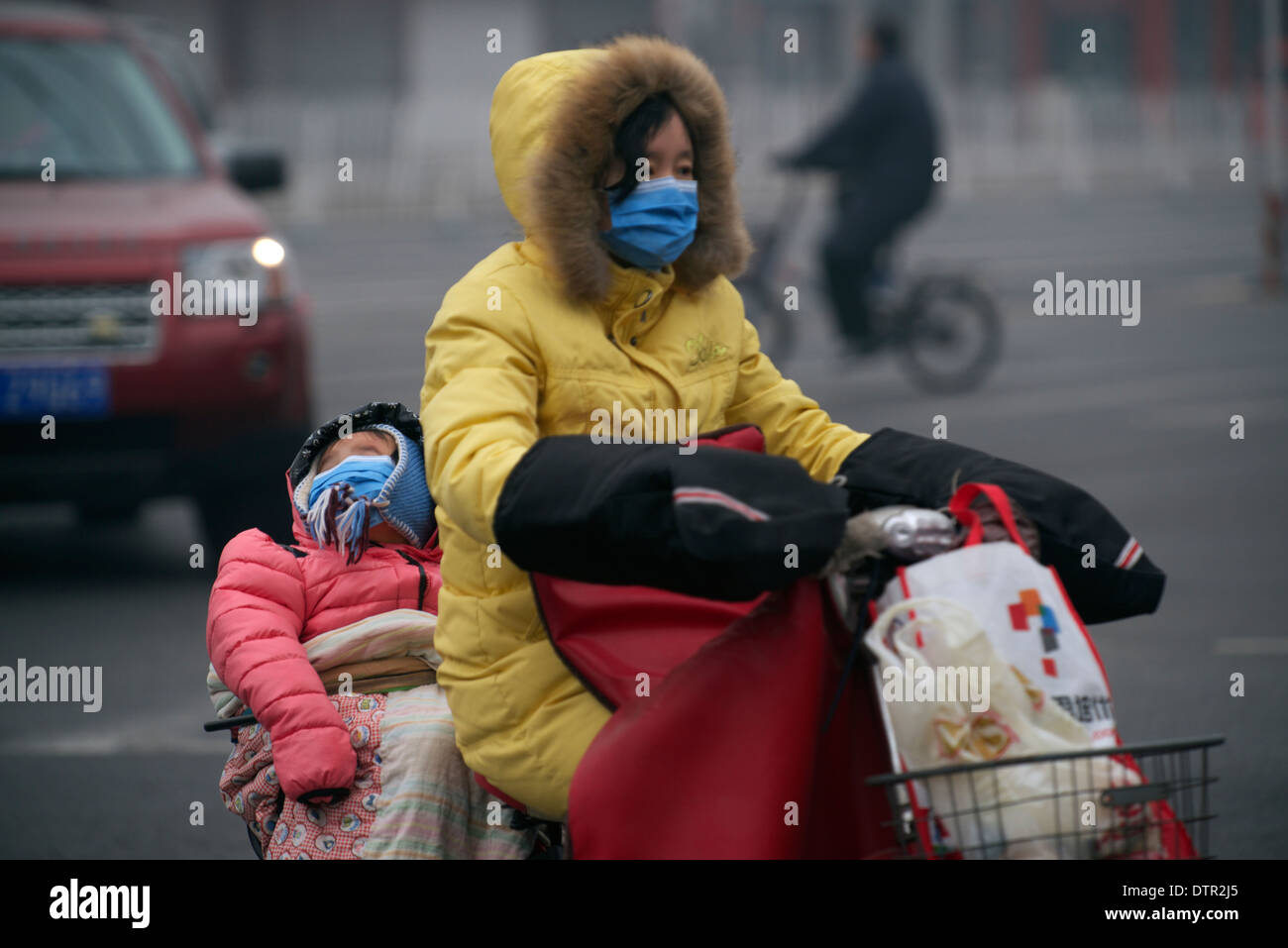 Madre e figlia indossare maschere a Pechino in una delle più inquinate città del mondo. 22-Feb-2013 Foto Stock