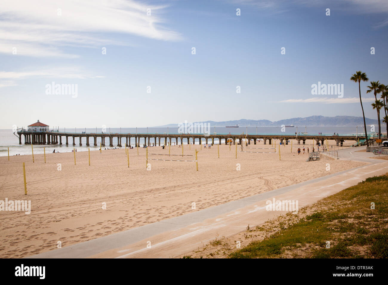 Manhattan Beach e pier in un giorno caldo e soleggiato a Los Angeles, California, Stati Uniti d'America Foto Stock