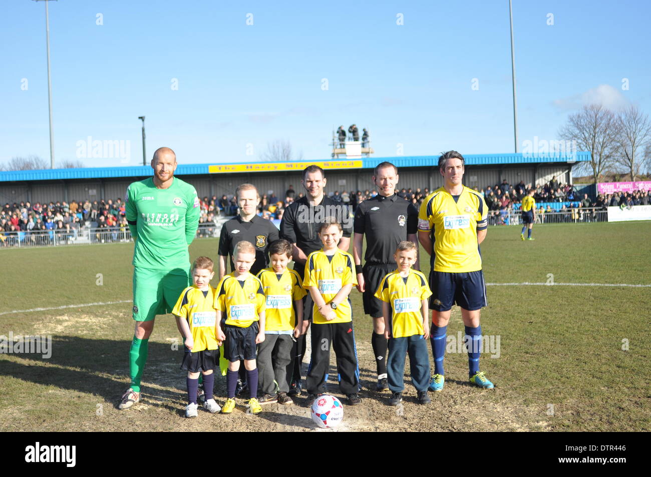 Capitani mascotte e funzionari line up sul cerchio centrale. Il 22 febbraio, 2014. Capitani mascotte e funzionari pongono al centro cerchio. Gosport Borough v Havant & Waterlooville, Semi Finale, FA Trofeo, 22 febbraio 2014 (c) Paolo Gordon, Alamy Live News Foto Stock