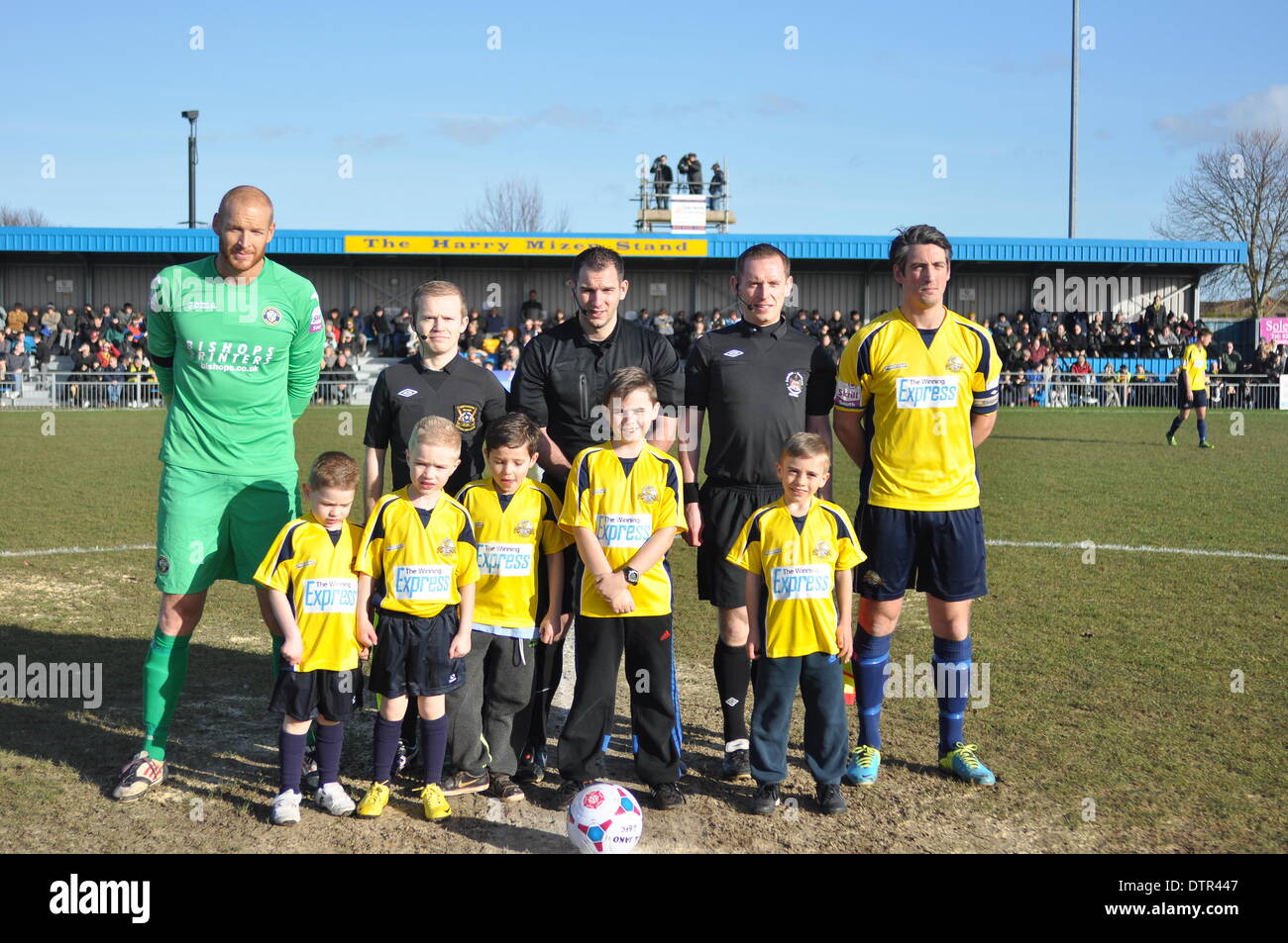 Gosport, UIK. Il 22 febbraio, 2014. Capitani mascotte e funzionari pongono al centro cerchio.Gosport Borough v Havant & Waterlooville, Semi Finale, FA Trofeo, 22 febbraio 2014 (c) Paolo Gordon, Alamy Live News Foto Stock