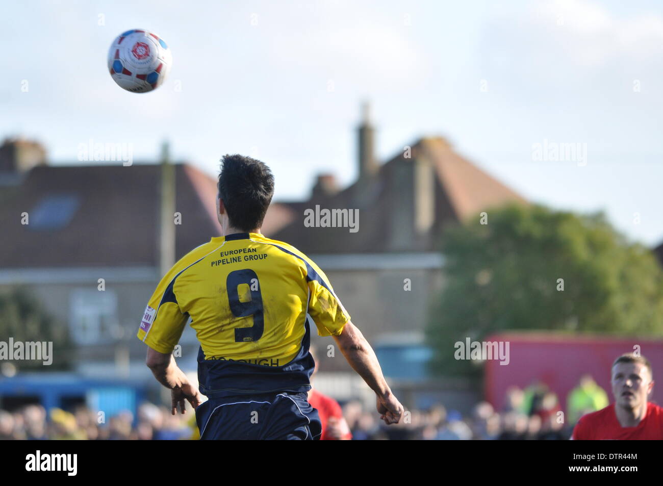 Tim davanzale marcatore sia di Gosport gli obiettivi vince un'intestazione. Il 22 febbraio, 2014. Gosport Borough v Havant & Waterlooville, Semi Finale, FA Trofeo, 22 febbraio 2014 (c) Paolo Gordon/flashspix.co.uk/Alamy Live News Foto Stock