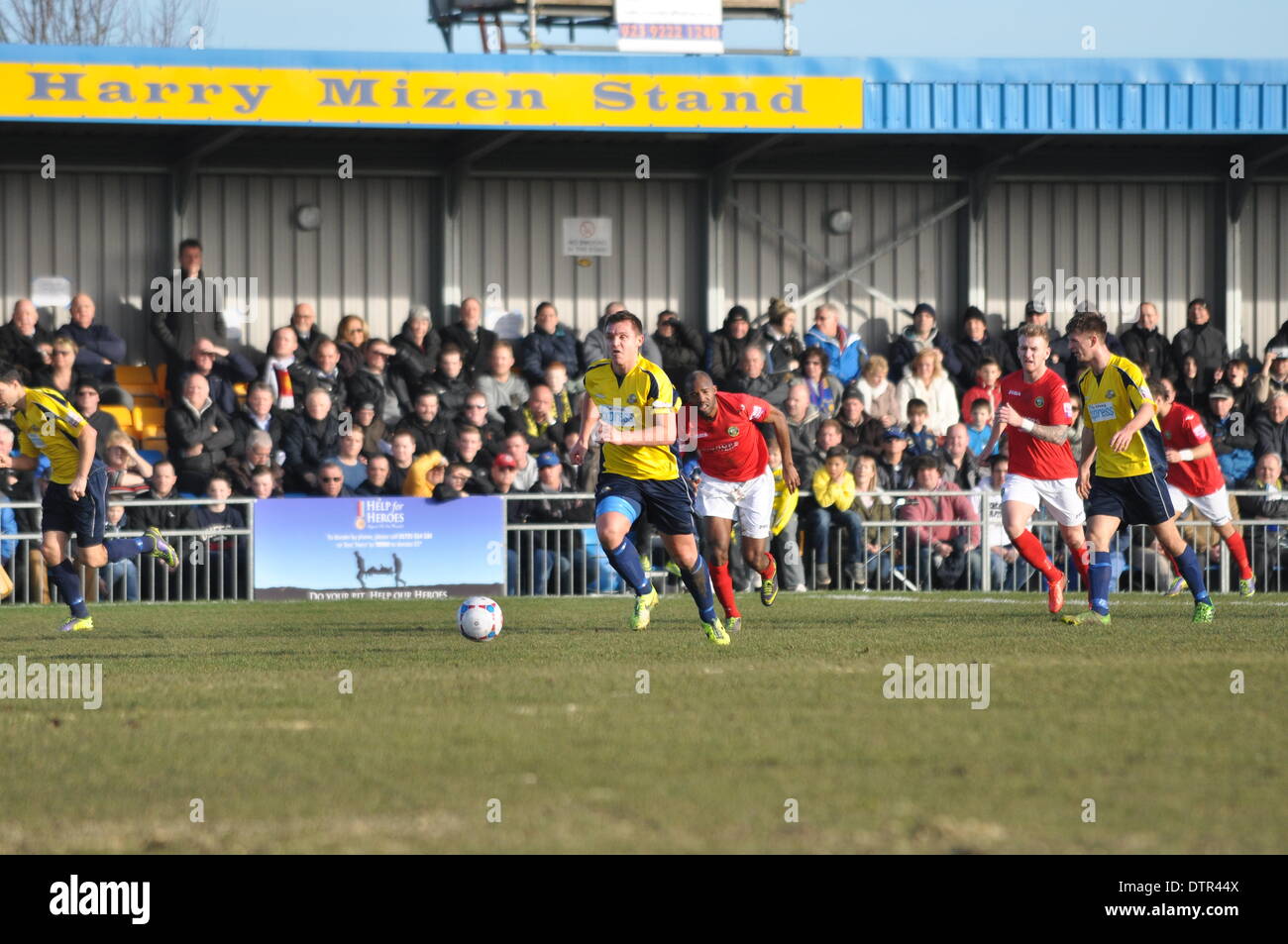 Gosport player attacchi in discesa il Centro durante la prima metà di un assorbimento Trofeo FA semi-finale, UK. Gosport Borough v Havant & Waterlooville, Semi Finale, FA Trofeo, 22 febbraio 2014 (c) Paolo Gordon, Alamy Live News Foto Stock