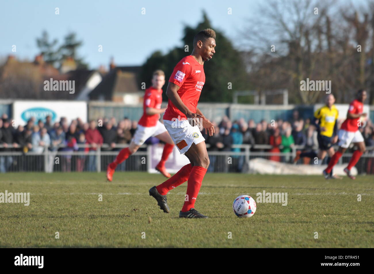 Havant defender passi in avanti durante il primo semestre. Gosport Borough v Havant & Waterlooville, Semi Finale, FA Trofeo, 22 febbraio 2014 (c) Paolo Gordon, Alamy Live News Foto Stock