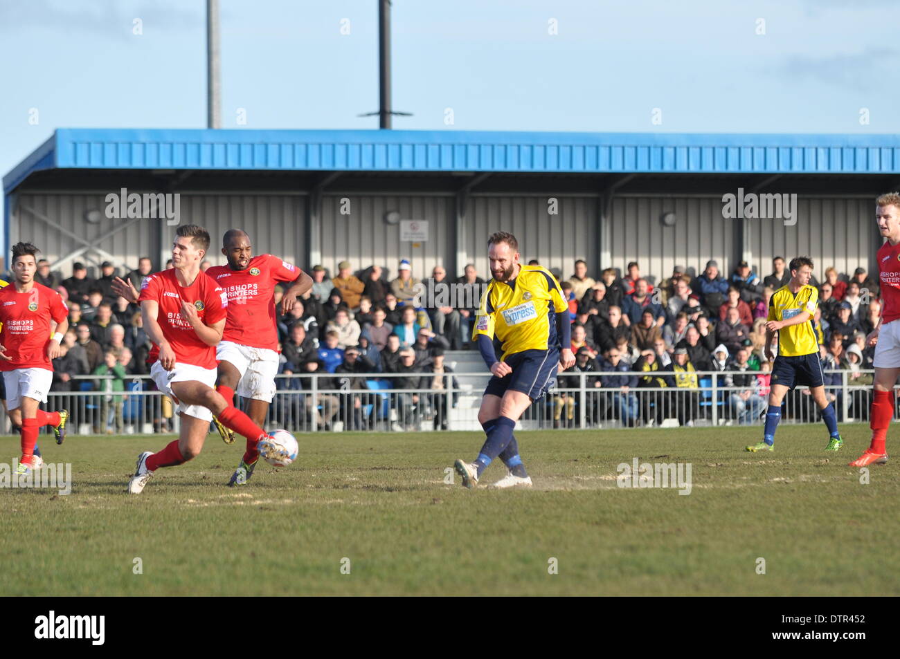 Gosport giocatori shot bloccato dal difensore a Havant, Regno Unito. Il 22 febbraio, 2014. Gosport Borough v Havant & Waterlooville, Semi Finale, FA Trofeo, 22 febbraio 2014 (c) Paolo Gordon, Alamy Live News Foto Stock