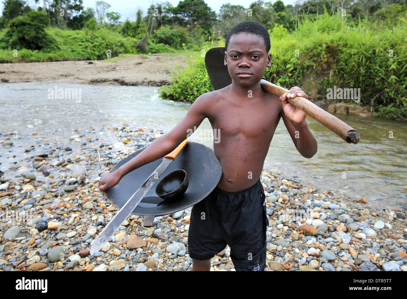 Gold Digger boy con pan, pala e machete in un fiume, Choco Provincia, Columbia, Sud America Foto Stock