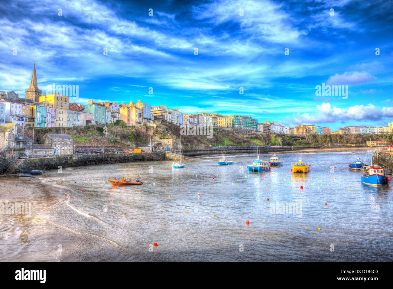 Barche in Tenby Pembrokeshire Wales storica cittadina gallese sul lato ovest della baia di Carmarthen come la pittura in HDR Foto Stock