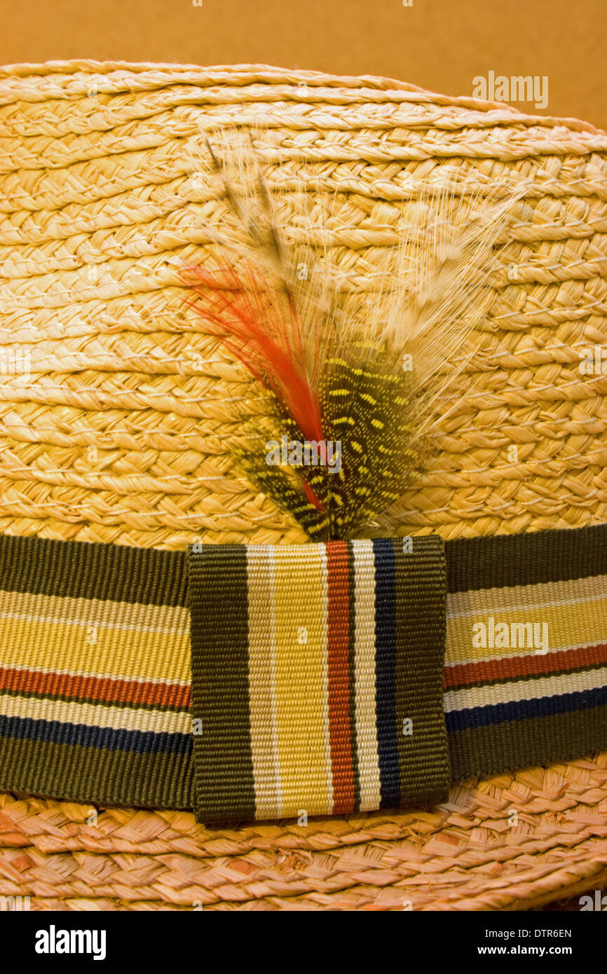 Giù nel cappello di paglia. Concetto di una piuma sul cappello. Foto Stock