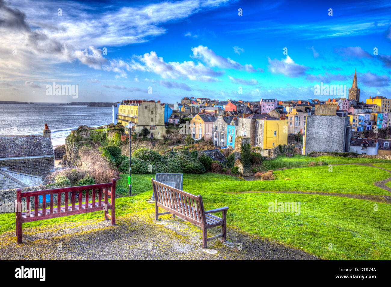 Vista di Tenby città e porto di Pembrokeshire Wales storica cittadina gallese sul lato ovest della baia di Carmarthen come la pittura in HDR Foto Stock