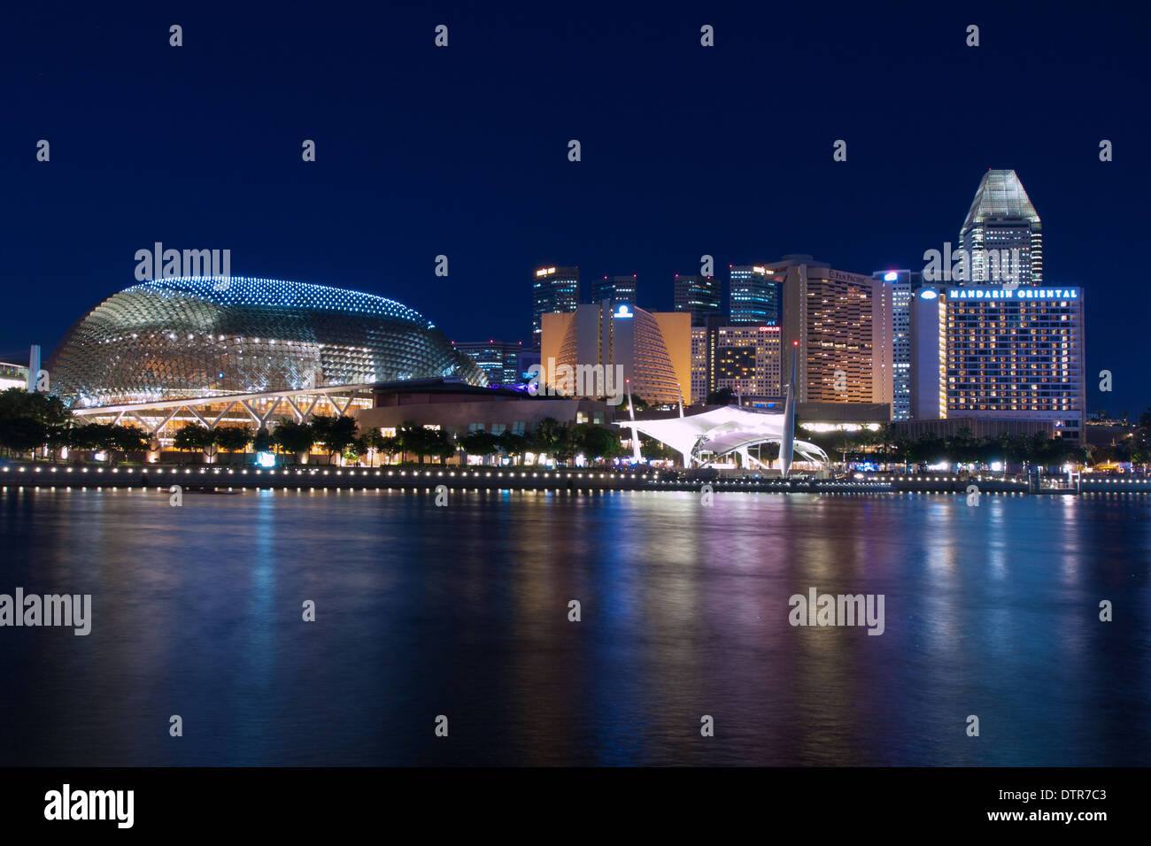 Un elettrico, vista notturna della spianata, come si vede dal Parco Merlion e la foce del Fiume Singapore a Singapore. Foto Stock