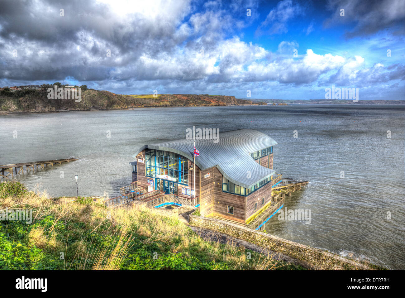 Scialuppa di salvataggio RNLI stazione costa Tenby Pembrokeshire Wales Welsh città sul lato ovest della baia di Carmarthen in HDR Foto Stock