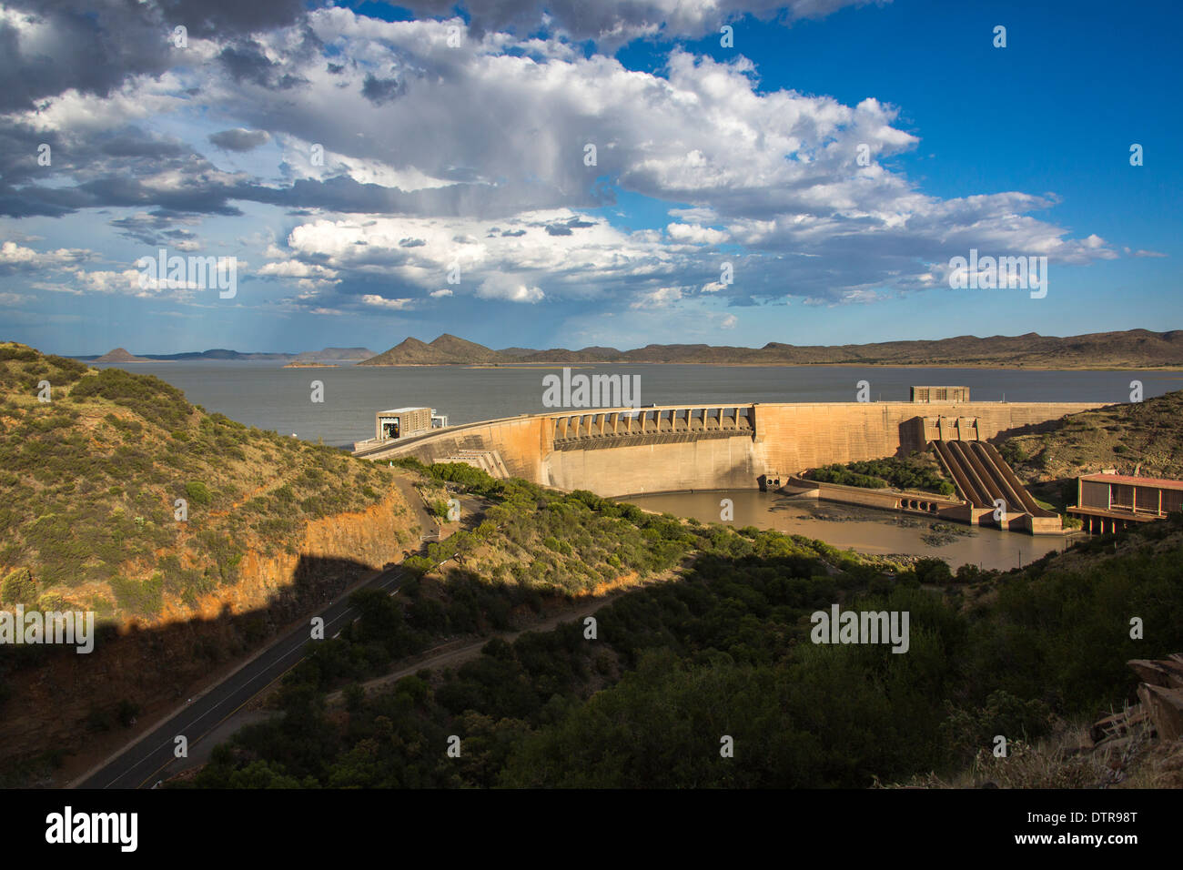 Vista panoramica della diga Gariep parete e acqua Foto Stock