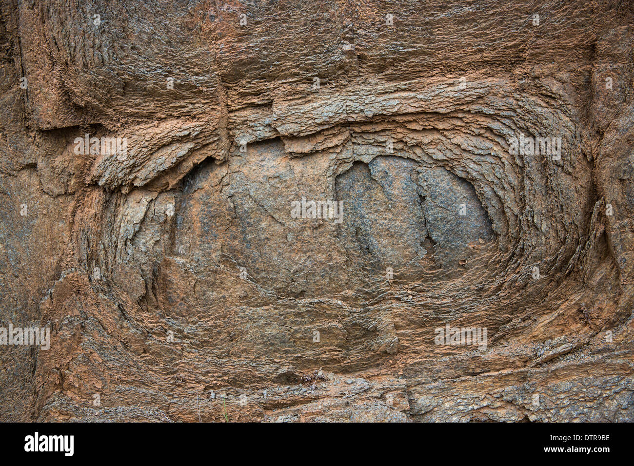 Rock che mostra onion peeling agli agenti atmosferici Foto Stock