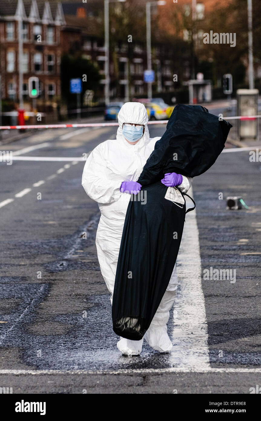 Belfast, Irlanda del Nord, 23 Febbraio 2014 - Un forensics officer porta un esame pieghevoli tenda a una scena del crimine Credito: Stephen Barnes/Alamy Live News Foto Stock