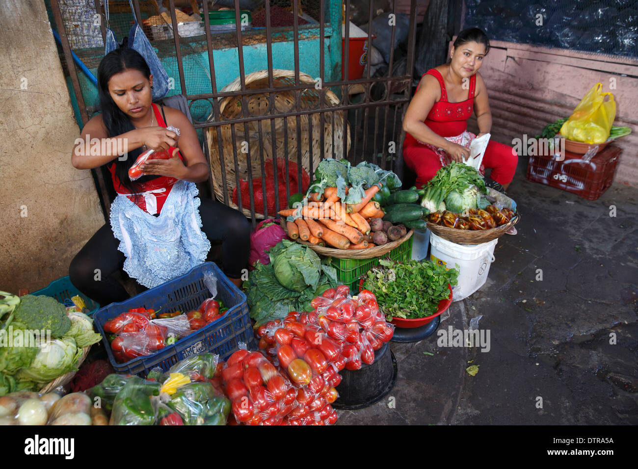 Le donne la vendita di verdura, Mercado Municipal, Granada, Nicaragua Foto Stock