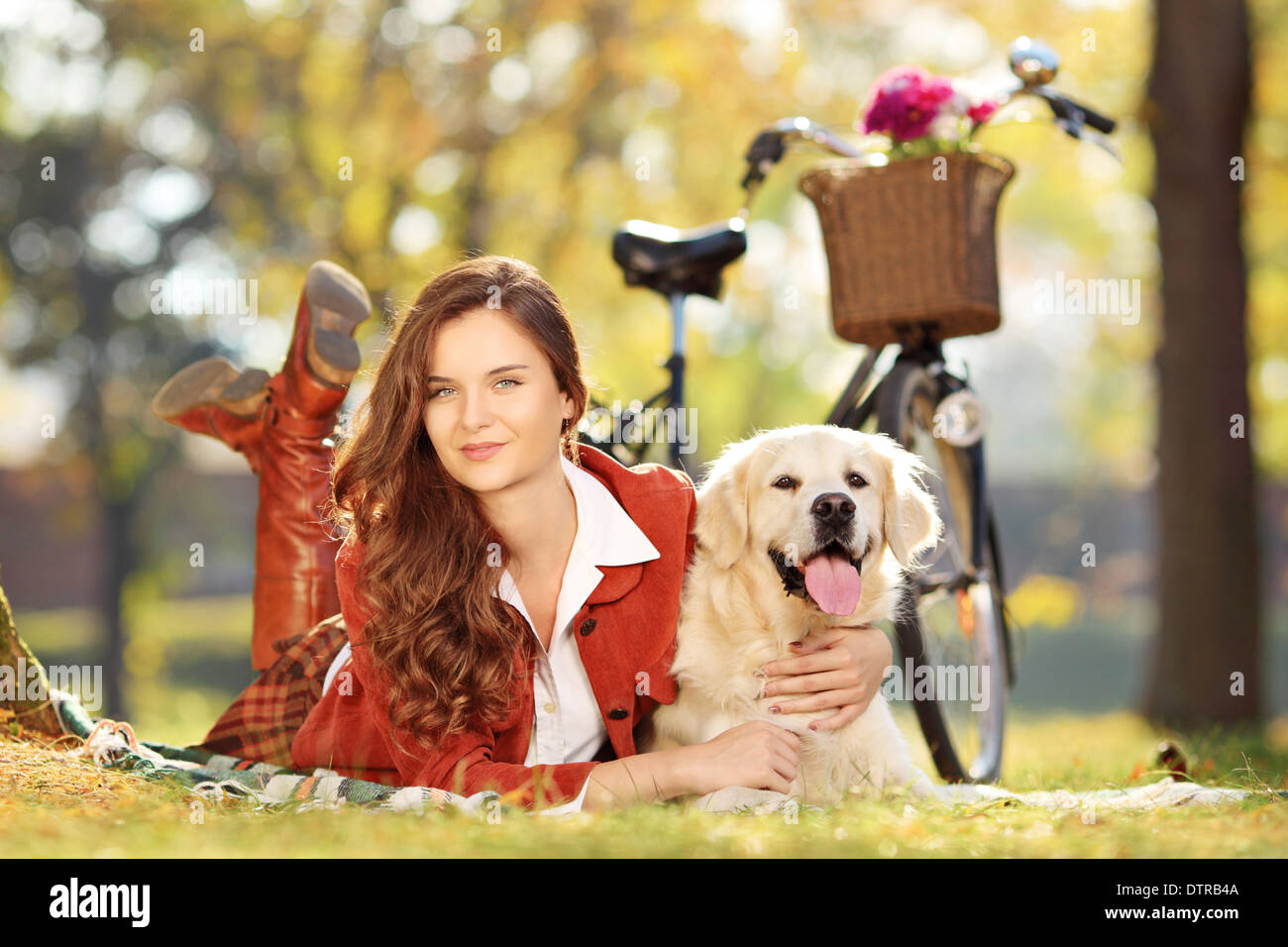 Bella femmina sdraiato con il cane in un parco Foto Stock