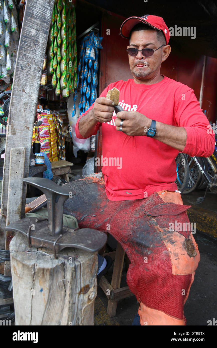 Riparazione di scarpe uomo, Mercado Municipal, Granada, Nicaragua Foto Stock