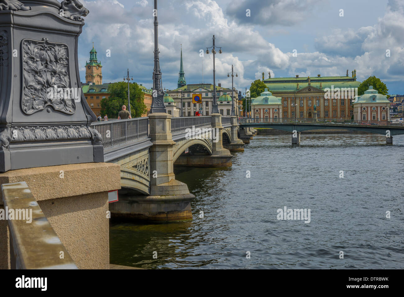 I Ponti di Stoccolma in un giorno nuvoloso con alcuni vecchi edifici in background Foto Stock