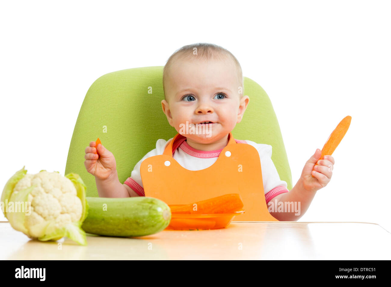 Baby girl mangiar sano di verdure Foto Stock