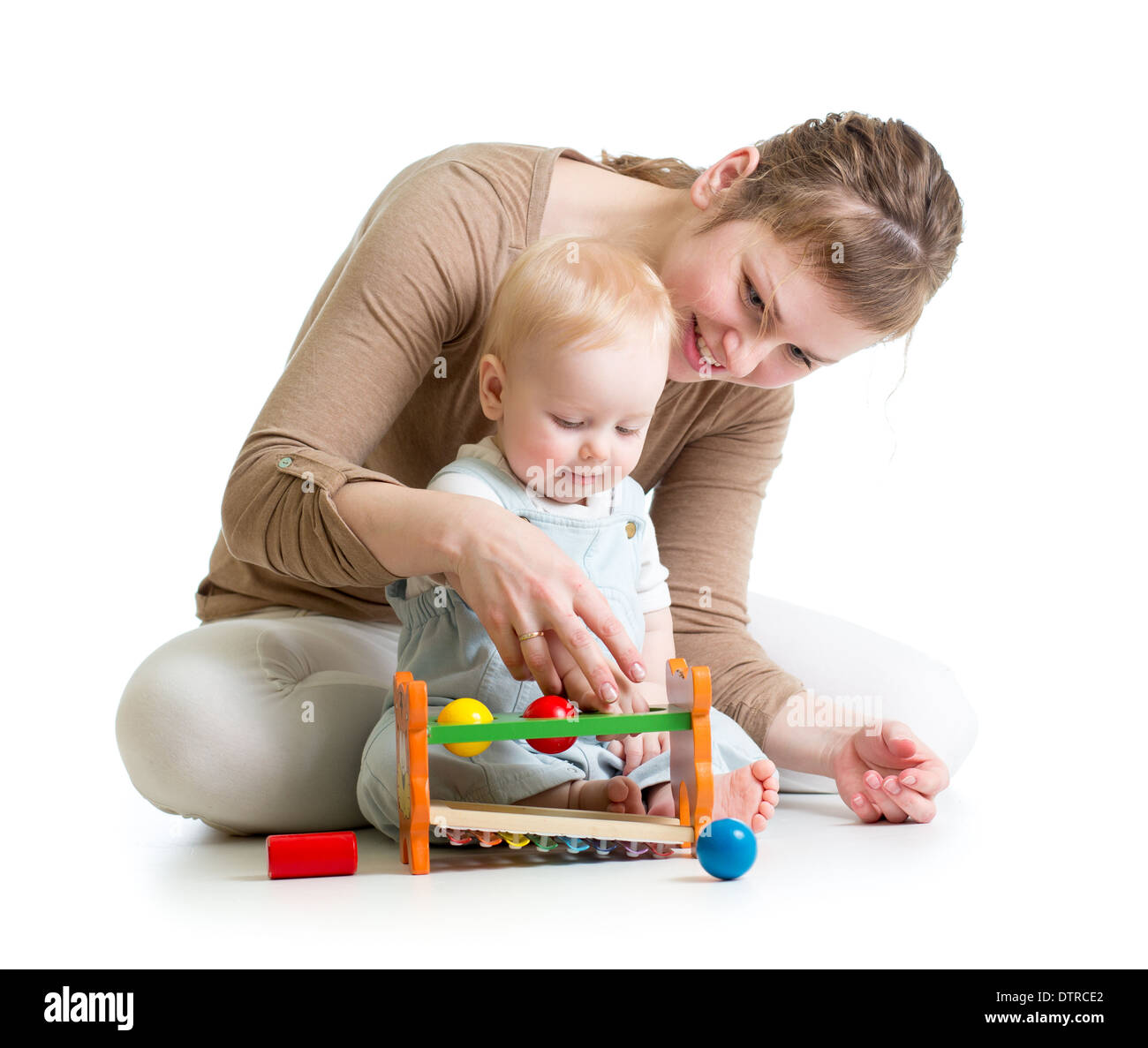 La madre e il bambino gioca con il giocattolo di legno Foto Stock